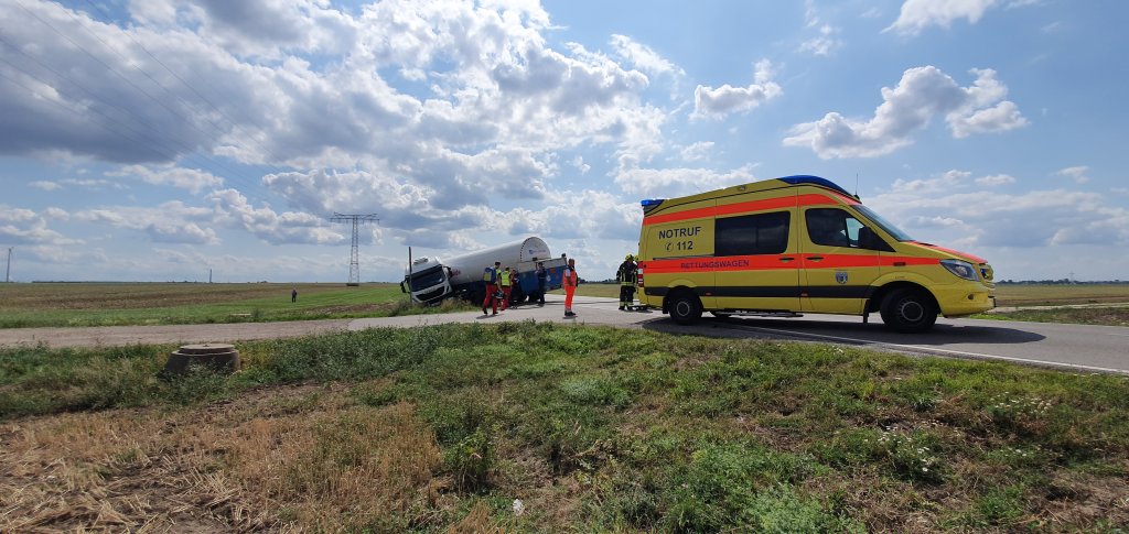 LKW auf Feld, Gefahrstoff