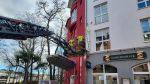 Werbeschild droht abzustürzen