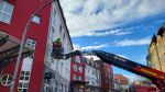 Werbeschild droht abzustürzen
