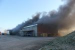 Brennende Landmaschinen in der Halle.